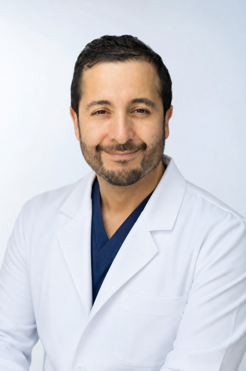 Dr. Alejandro Benavides Pereda con bata médica