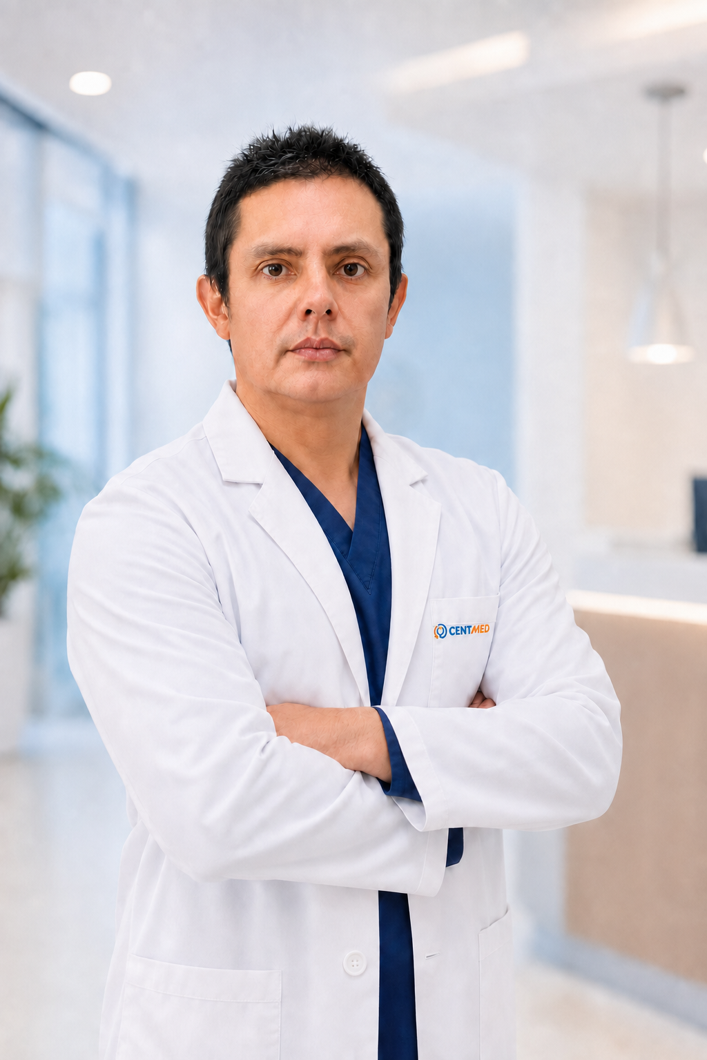 Dr. Carlos Bobadilla Bazán, Director Médico de Centmed, con bata médica y logo Centmed bordado