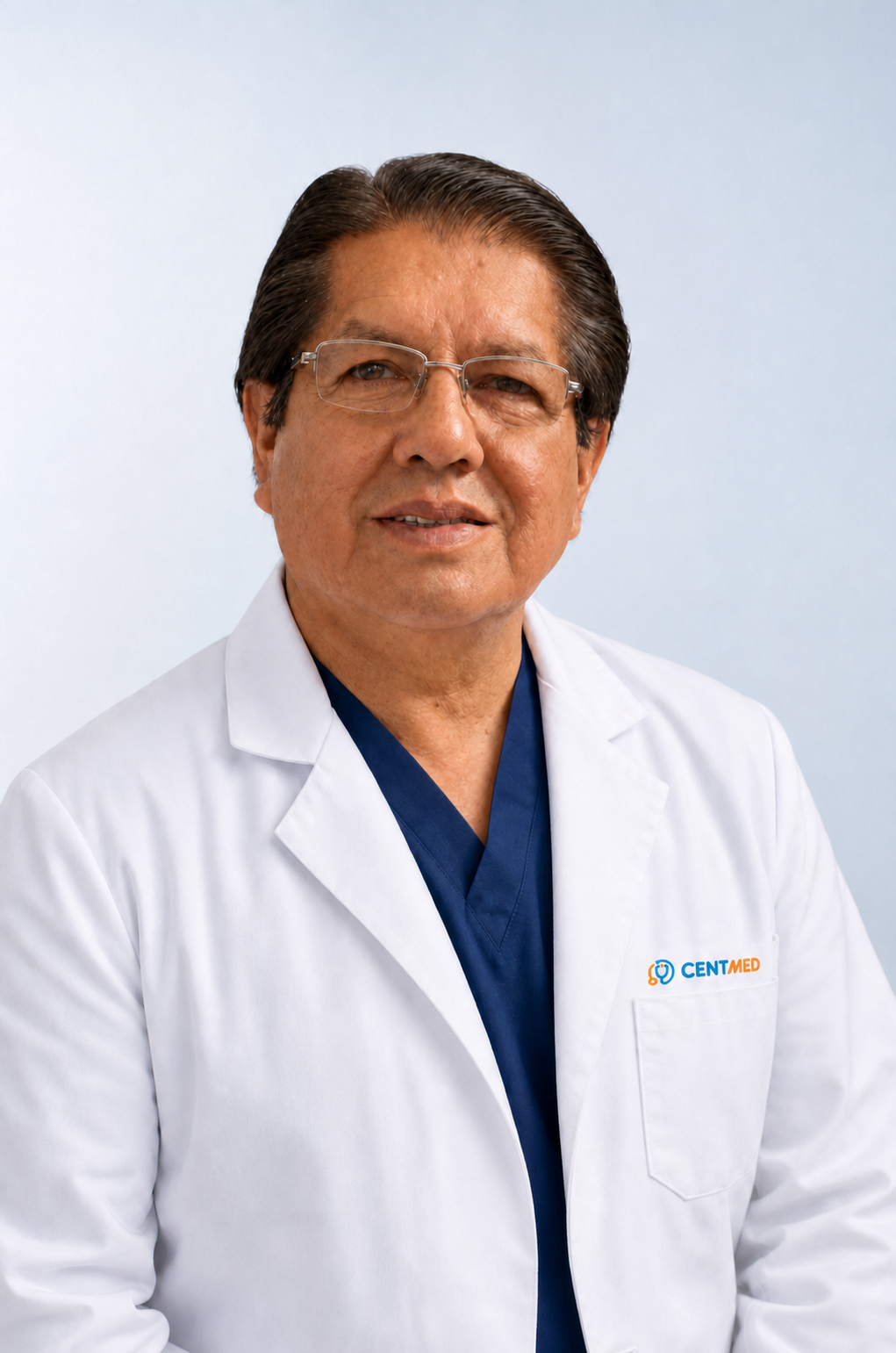 Dr. Faustino Bobadilla Marreros, fundador de Centmed, con bata médica y logo Centmed bordado sobre el bolsillo