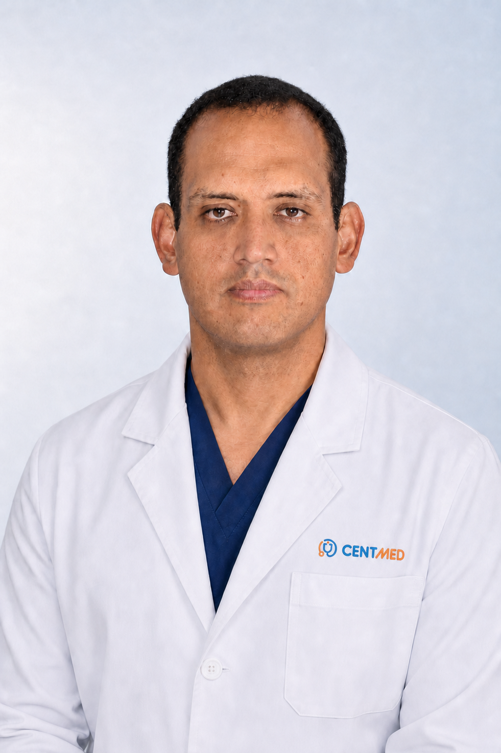 Dr. Romero Mezarina Luis German con bata médica y logo Centmed