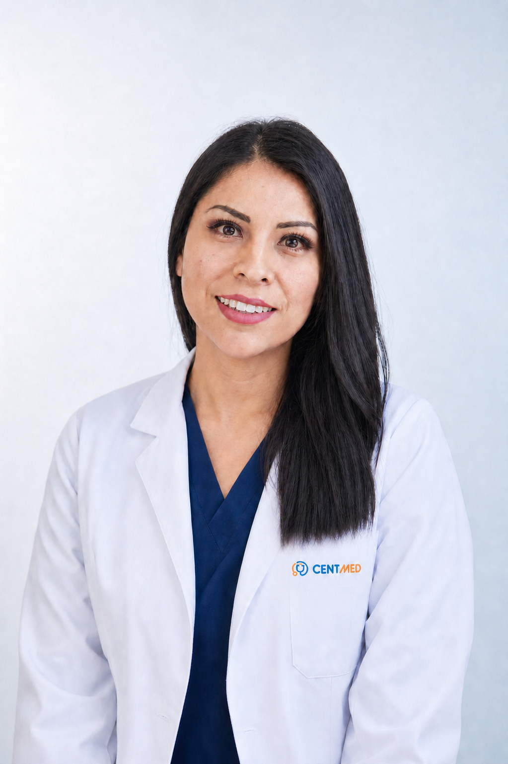 Dra. Vivian Denisse Rosado Chavez con bata médica y logo Centmed